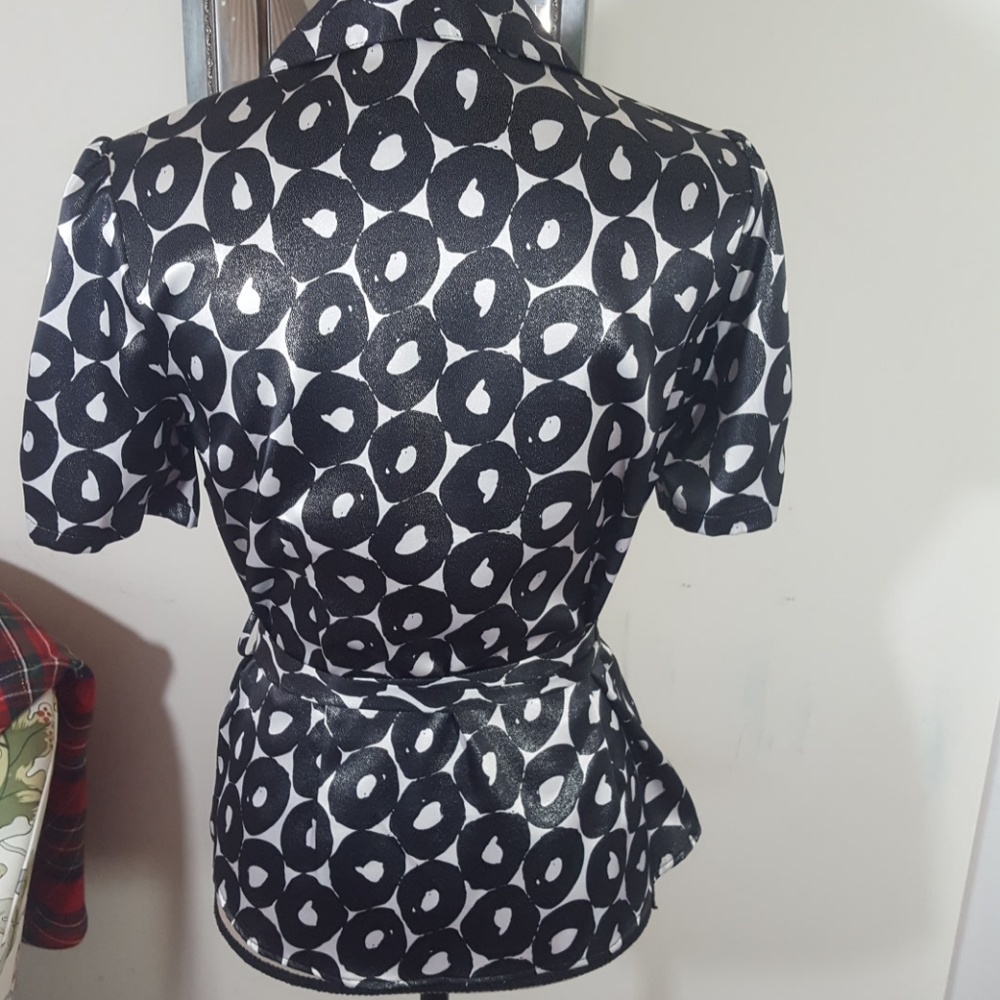 NY Collection Abstract Pattern Short Sleeves Button Down Black and White Top. M - Picture 6 of 8